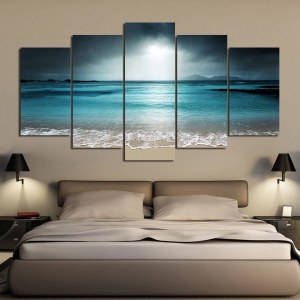 Tableau représentant un éclat de lumière de soleil sur la mer. Le ciel est nuageux et sombre. Le tableau est divisé en cinq parties différentes.