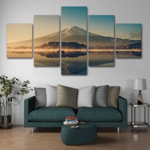 Pintura de uma montanha reflectida num lago. Há uma gradação de juventude e azul que reflecte o nascer do sol. A pintura está dividida em cinco partes.