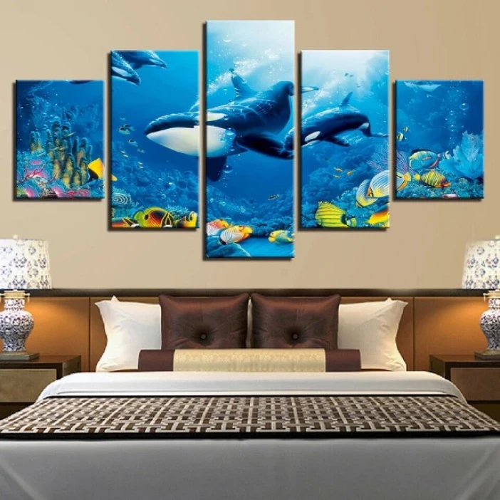 Quadro orca baleia a nadar nos corais