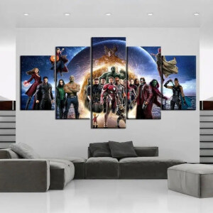 Numa sala de estar, numa parede por cima do sofá, um quadro de 5 peças de heróis da marvel alinhados e prontos a lutar